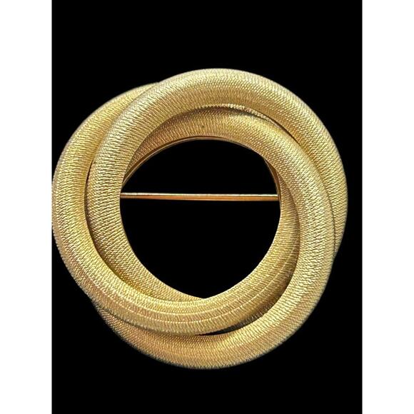 Vintage Signed Sarah Coventry Brooch Goldtone Knot Circle Pin 1.3 Inch - Picture 1 of 6